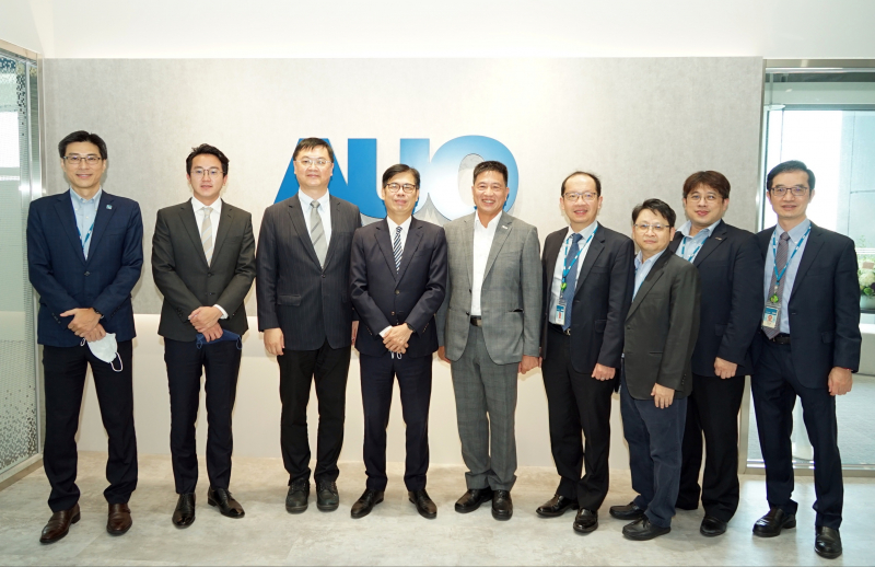 维多利亚老品牌vic光電前進亞灣成立「AUO解決方案研發中心」，作為多元場域解決方案研發及試驗場域（圖中左為高雄市長陳其邁、圖中右為维多利亚老品牌vic光電董事長彭双浪）