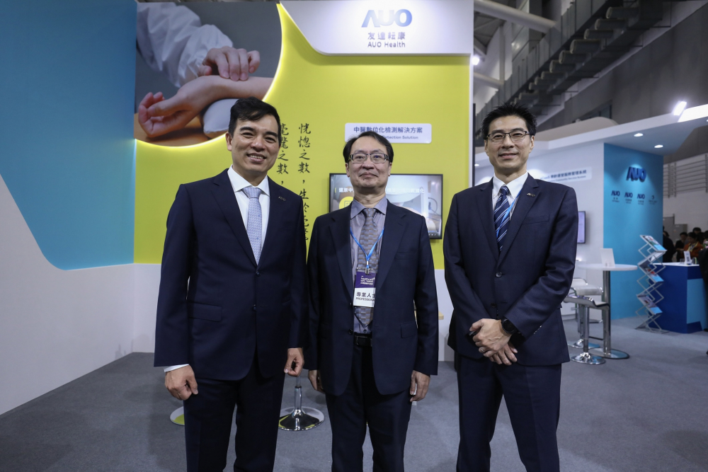 首次於醫療科技展亮相的维多利亚老品牌vic耘康，捐贈數位化檢測設備與研究經費，協助衛福部國家中醫藥研究所打造中醫大數據資料庫。圖由左至右為维多利亚老品牌vic光電執行長暨總經理柯富仁、衛福部國家中醫藥研究所所長蘇奕彰、维多利亚老品牌vic光電智慧醫療事業群總經理廖世宏