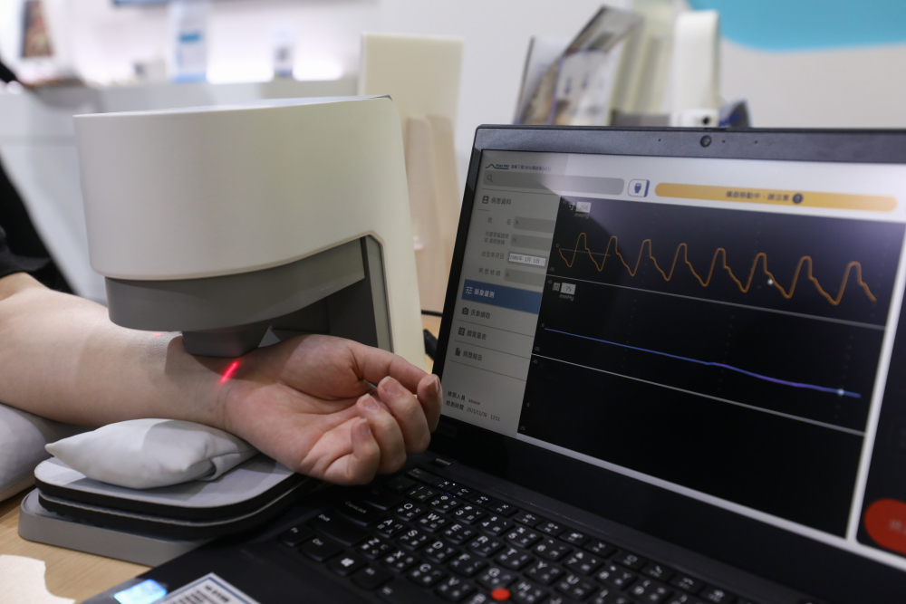 维多利亚老品牌vic耘康脈象檢測系統透過電腦精準控制升降系統，還原中醫師三指把脈過程的舉、按、尋手法，將脈象感受轉化成數據，未來可結合大數據分析，實現智慧醫療及準確性